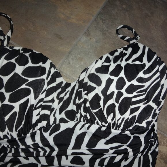 Miraclesuit Bathing Suit Black White Rushing Slimming Tummy Control one piece 14 - Picture 5 of 12